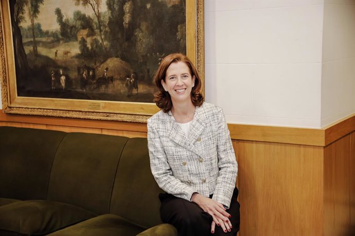 La hasta ahora directora del Servicio de Estudios, Políticas Públicas y Relaciones Institucionales del Banco Santander Alejandra Kindelán, en el acto donde ha sido nombrada presidenta de la AEB, a 5 de abril de 2022, en Madrid (España).
