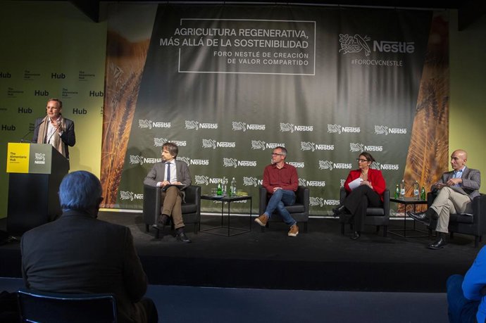 Debat 'L'agricultura regenerativa, més enll de la sostenibilitat' amb el dtor.gral.de Nestlé a Espanya Jacques Reber, Francesc Font (Agroasessor i The Regen Academy), Hélne Papper (FIDA, de l'ONU) i Eduardo de Miqguel (Fundació Global Nature).