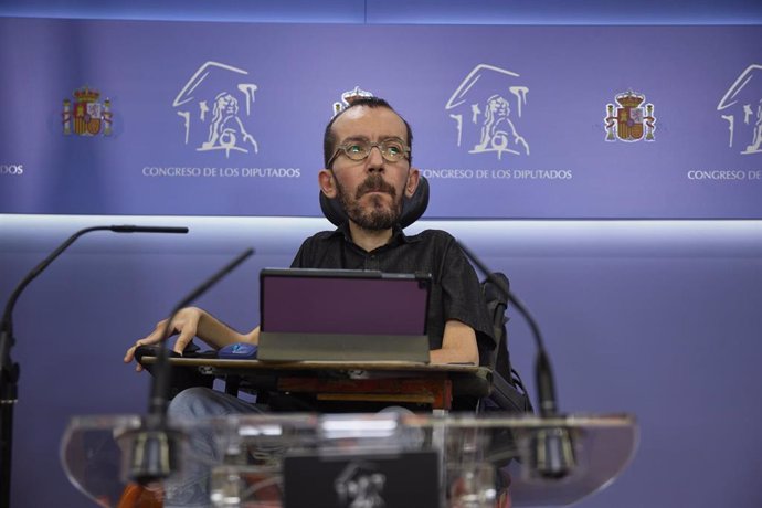 El portavoz de Unidas Podemos en el Congreso, Pablo Echenique, en una rueda de prensa previa a una Junta de Portavoces, en la Sala Constitucional del Congreso de los Diputados, a 5 de abril de 2022, en Madrid (España).