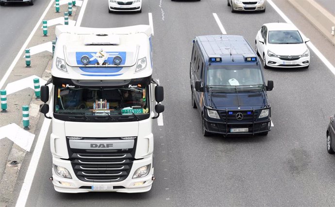 Tráfico de vehículos y camiones en la A4, punto kilométrico 13.