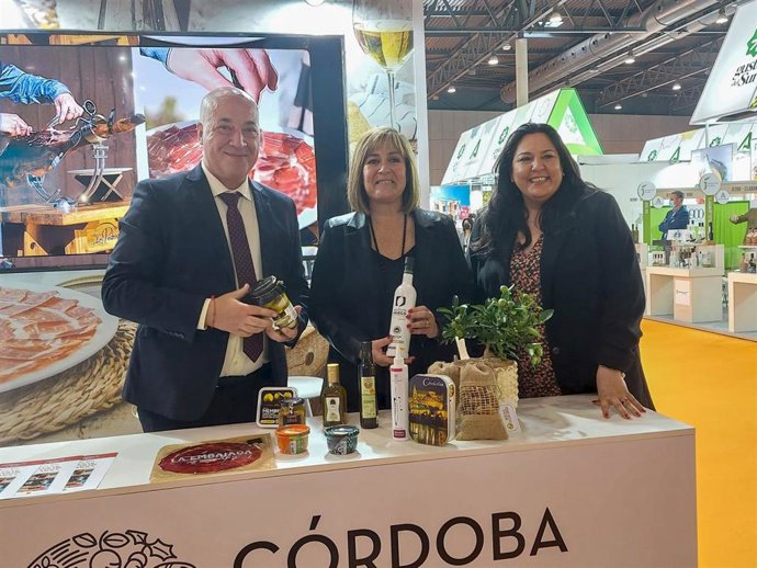 El presidente de la Diputación de Córdoba, Antonio Ruiz, junto a su homóloga en la Diputación de Barcelona.