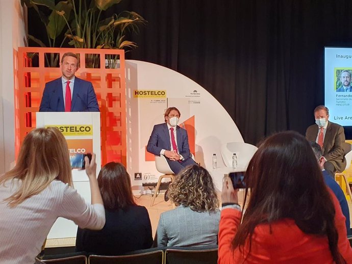 El secretario de Estado de Turismo, Fernando Valdés, durante su visita a Hostelco.