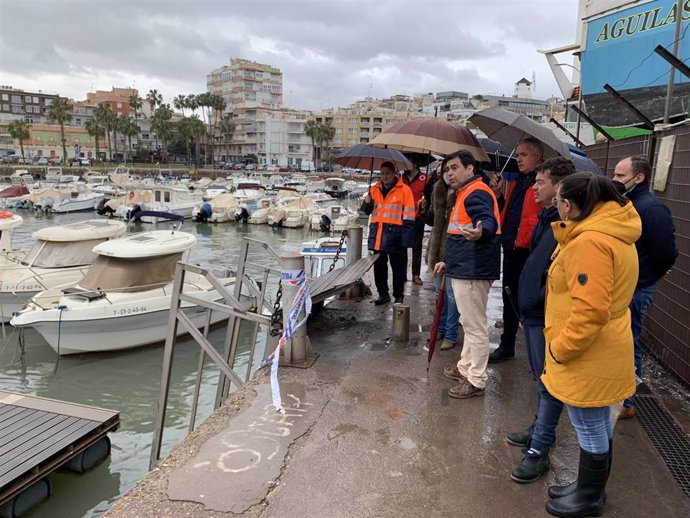 El consejero José Ramón Díez de Revenga comprueba en Águilas los daños causados por el temporal en el puerto pesquero del municipio