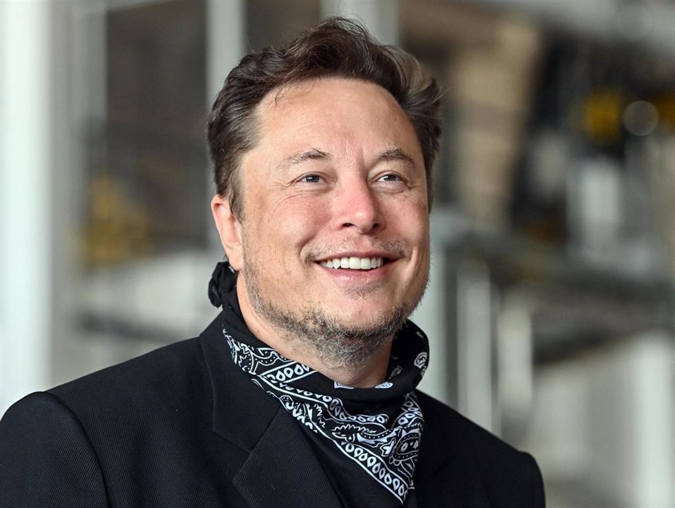 Archivo - FILED - 13 August 2021, Brandenburg, Gruenheide: Elon Musk, Tesla CEO, speaks during his visit to the construction site of the Tesla Gigafactory. Musk will pay more than $11 billion in taxes this year. Photo: Patrick Pleul/dpa-Zentralbild/dpa