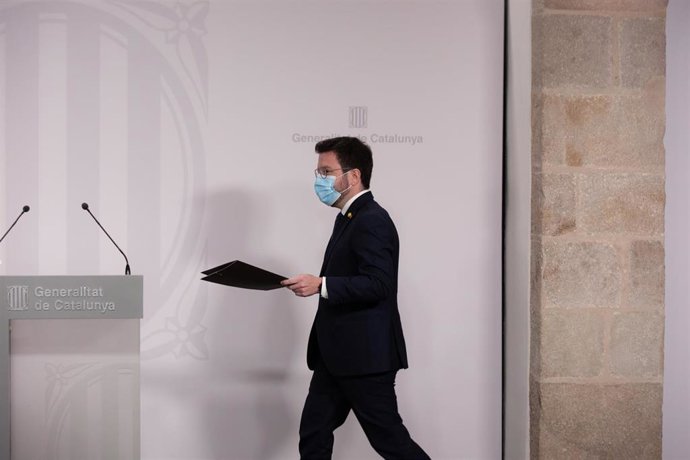 El president de la Generalitat, Pere Aragons, a su llegada a una rueda de prensa tras el Consell Executiu para informar del paquete de medidas aprobado por el Govern para tratar las consecuencias de la guerra en Ucrania, en la Generalitat de Cataluña, 
