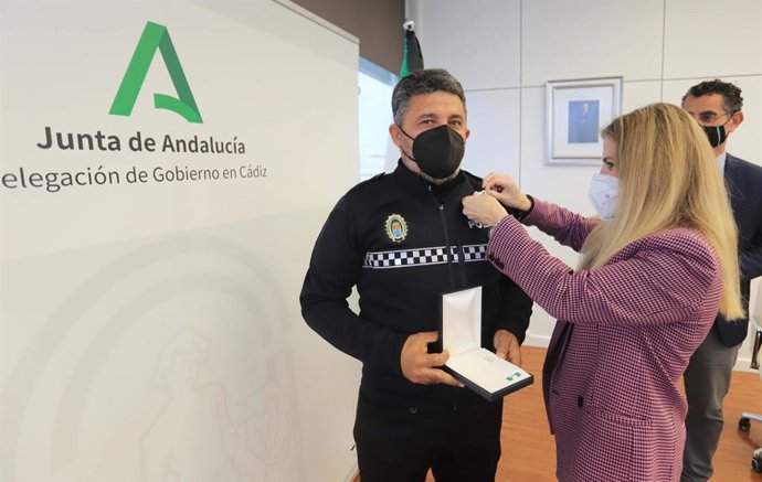 La delegada del Gobierno de la Junta en Cádiz, Ana Mestre, durante la entrega de la Cruz con distintivo blanco a los policías locales de Barbate.