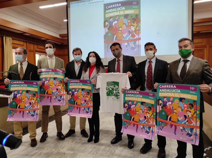 La consejera de Igualdad, Políticas Sociales y Conciliación de la Junta de Andalucía, Rocío Ruiz, y el alcalde de Córdoba, José María Bellido (en el centro), al presentar la primera carrera popular 'Andalucía contra el Odio'.