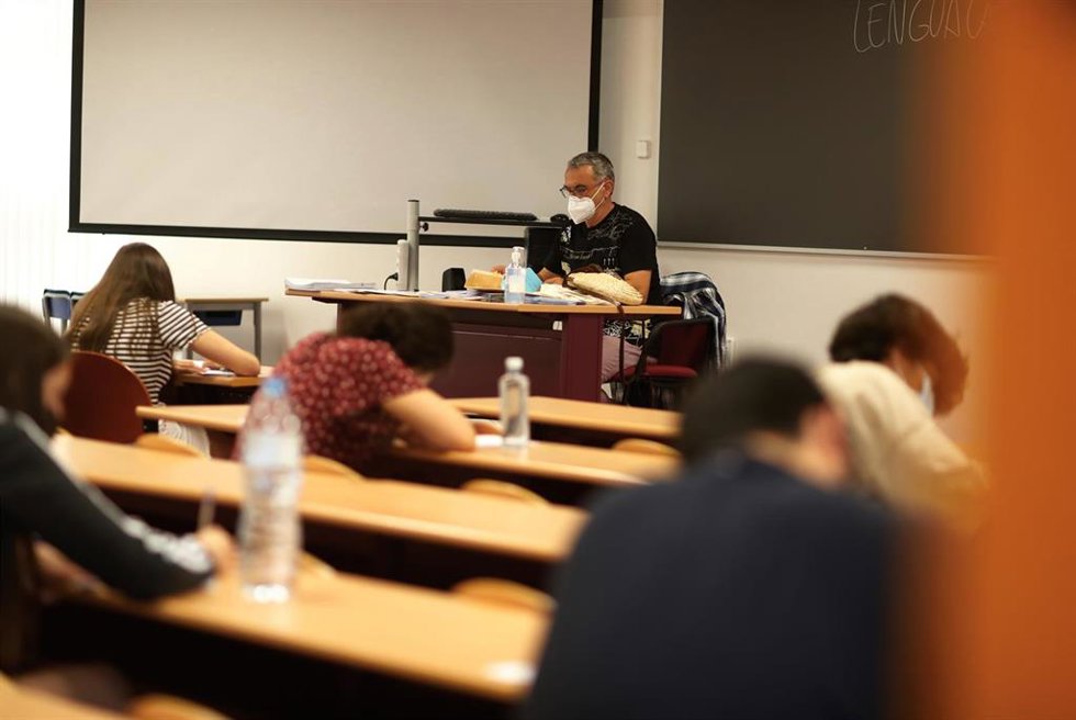 Archivo - Un grupo de estudiantes durante la convocatoria extraordinaria de la Evaluación del Bachillerato para el Acceso a la Universidad (EBAU), a 6 de julio de 2021, en Madrid