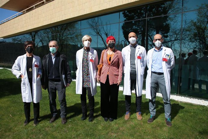 La consejera Indurain con responsables de Salud y el gerente del SNS, Gregorio Achutegui.