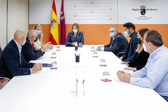 Reunión de la consejera de Mujer, Igualdad, LGTBI, Familias y Política Social, Isabel Franco, con los representantes de las asociaciones de residencias de mayores de la Región de Murcia (Arsalu, Lares y Adermur)
