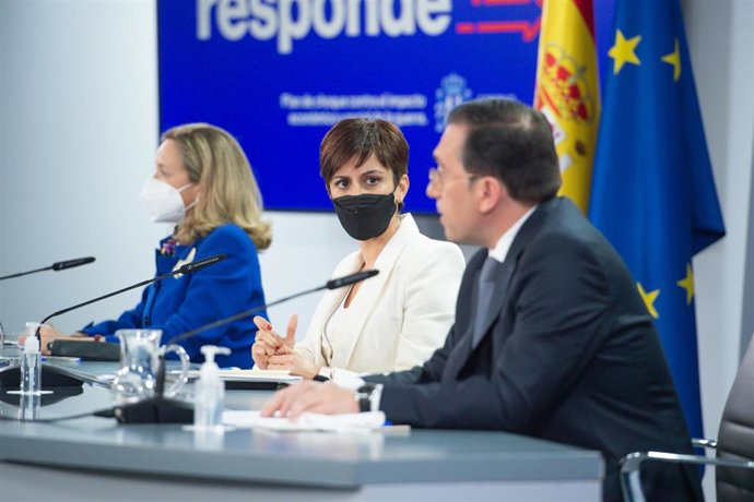 (I-D) La vicepresidenta primera y ministra de Asuntos Económicos y Transformación Digital, Nadia Calviño; la ministra Portavoz, Isabel Rodríguez; y el ministro de Asuntos Exteriores, Unión Europea y Cooperación, José Manuel Albares, comparecen tras la r
