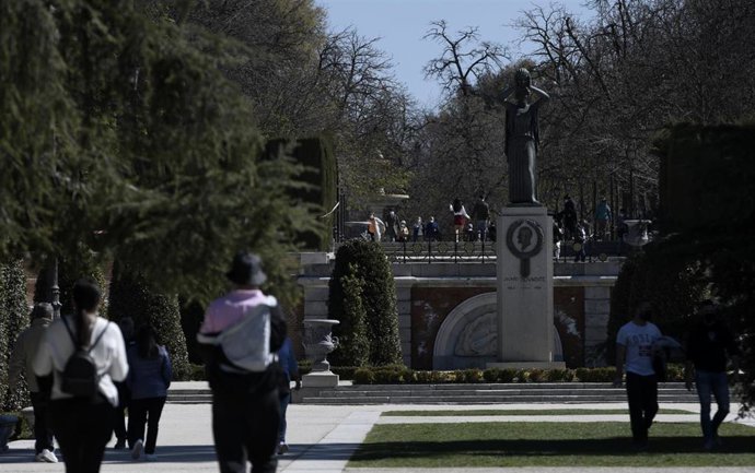Archivo - Transúentes disfrutan en el Parque de El Retiro.