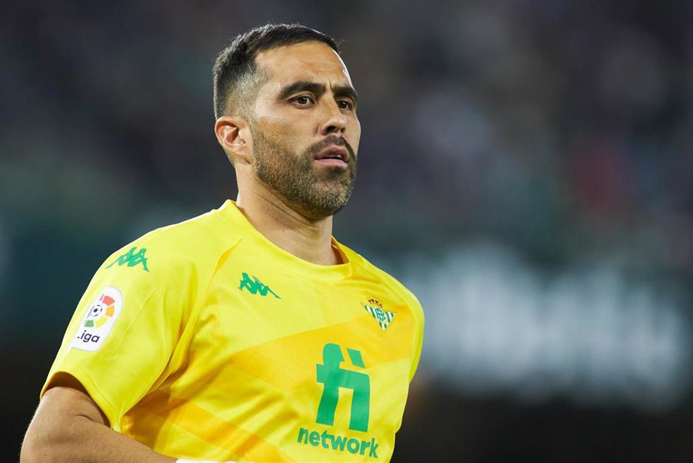 Archivo - El portero del Betis Claudio Bravo en el partido ante el Villarreal de LaLiga Santander 2021-2022 en el Benito Villamarín.