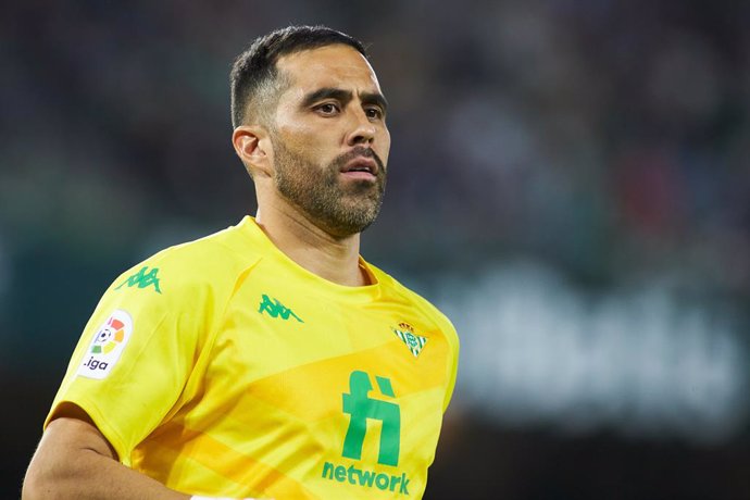 Archivo - Claudio Bravo of Real Betis looks on during the spanish league, La Liga Santander, football match played between Real Betis and Valencia CF at Benito Villamarin stadium on October 27, 2021, in Sevilla, Spain.