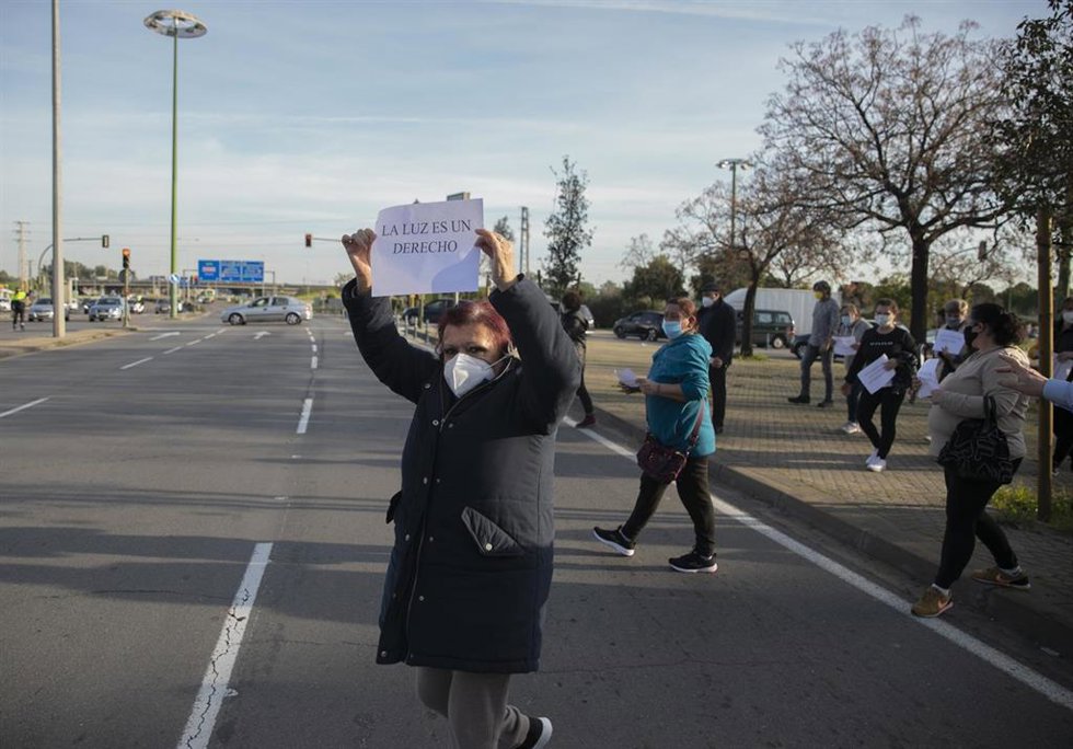 Archivo - Vecinos durante la manifestación promovida en el Polígono Sur por la Plataforma Nosotros También Somos Sevilla para protestar contra las repetidas interrupciones en el suministro energético, foto de archivo