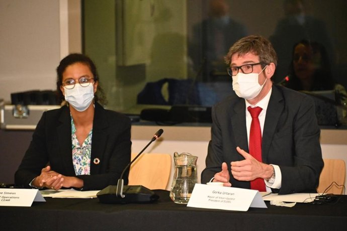 Gorka Urtaran y Marlne Siméon, representantes de EUDEL y CMRE, durante el encuentro de los municipios europeos celebrado en Vitoria