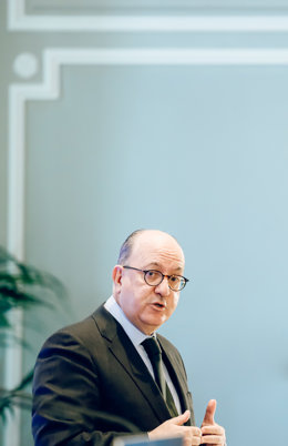 Archivo - El presidente de la Asociación Española de Banca, José María Roldán, interviene en un desayuno informativo del Fórum Europa, a 9 de febrero de 2022, en Madrid (España).