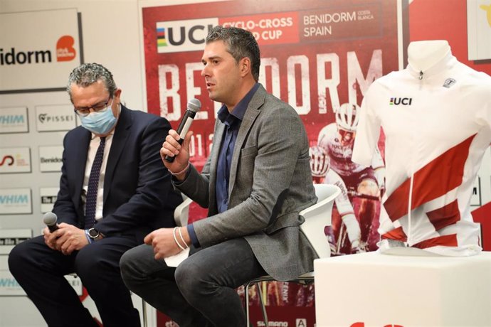 El seleccionador nacional de ciclismo y CEO de Momparler Cycling, Pascual Momparler, y el alcalde Benidorm, Antonio Pérez, en la presentación de la prueba de la Copa del Mundo de ciclocross Benidorm 2023.