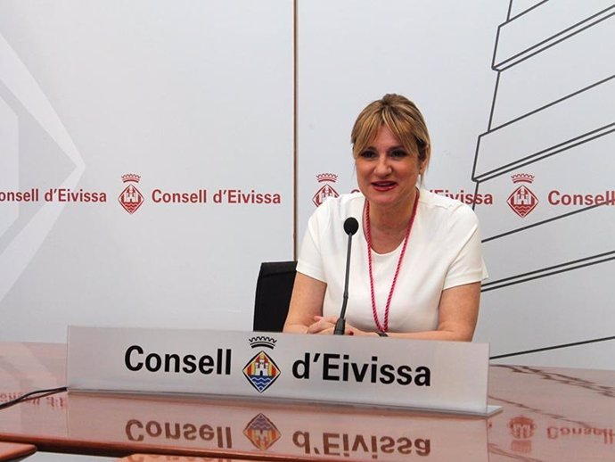 Archivo - La exvicepresidenta segunda y exconsellera de Interior, Industria, Comercio y Relaciones Institucionales del Consell de Ibiza, Marta Díaz, en una rueda de prensa en enero de 2016.