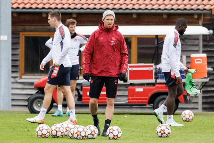 05 April 2022, Bavaria, Munich: Bayern Munich's head coach Julian Nagelsmann leads a training session ahead of Wednesday's UEFA Champions League quarter-final first leg soccer match against Villarreal. Photo: Matthias Balk/dpa