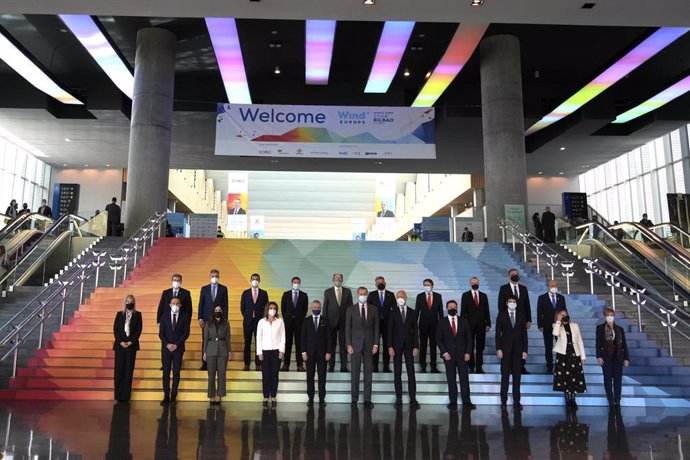 Foto de familia, en la primera fila, el delegado del Gobierno central en el País Vasco, Denis Itxaso (2i); la vicepresidenta tercera y ministra para la Transición Ecológica y el Reto Demográfico, Teresa Ribera (4i); el Lehendakari Iñigo Urkullu (5i); el