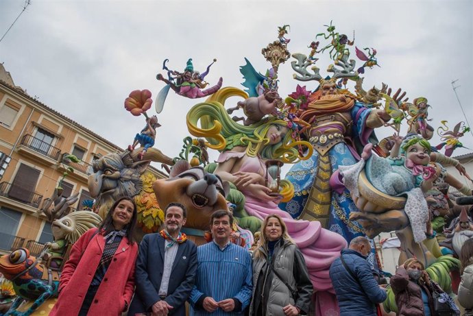 Representantes de Ciudadanos durante su visita a la Falla Convento Jerusalén, Calle Convento Jerusalén-Matemático Marzal, a 18 de marzo de 2022, en Valencia, Comunidad Valenciana (España). 
