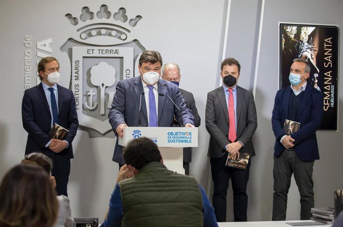 El alcalde de Huelva, Gabriel Cruz, durante la presentación este martes de la Guía de la Semana Santa de Huelva.