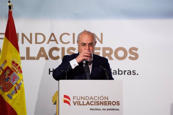 Archivo - El magistrado del Tribunal Supremo (TS), Pablo Llarena, bebe agua tras intervenir durante la entrega del premio Fundación Villacisneros en la Fundación Rafael del Pino de Madrid, a 16 de noviembre de 2021, en Madrid, (España). La Fundación Vil