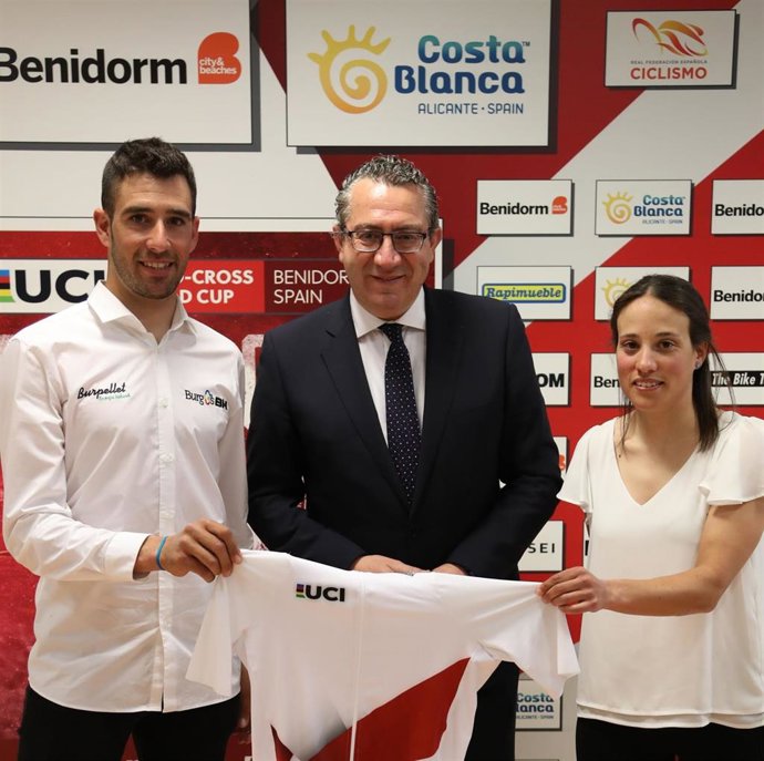 El alcalde de Benidorm, Antonio Pérez, junto a los campeones de España de ciclocross, Felipe Orts y Lucía González, en la presentación en Madrid de la Copa del Mundo de ciclocross Benidorm 2023.