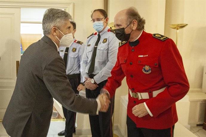 El ministro del Interior, Fernando Grande-Marlaska, saluda a mandos de las policías autonómicas en la última reuión del comité de coordinación por el paro de transportistas