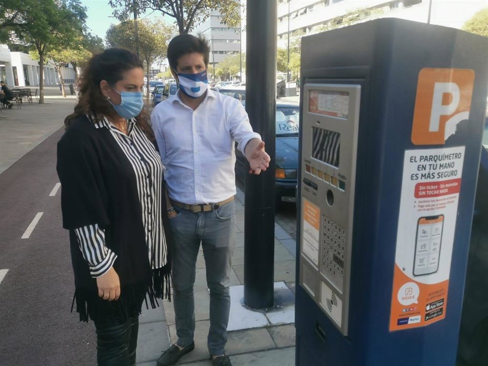 La viceportavoz de Cs en el Ayuntamiento de Huelva, Noelia Álvarez y el portavoz, Guillermo García de Longoria.