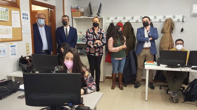 La consejera de Economía, Planificación y Empleo, Marta Gastón, visita el taller de empleo promovido por Tecnara y subvencionado por el INAEM.