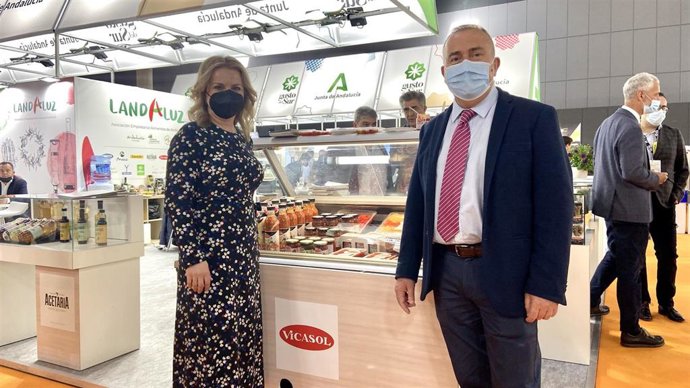 La diputada provincial de Promoción Agroalimentaria de Almería asisten a la feria Alimentaria de Barcelona.