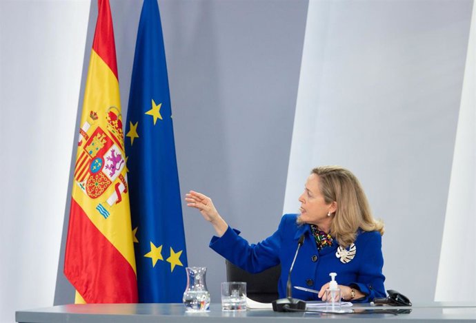 La vicepresidenta primera y ministra de Asuntos Económicos y Transformación Digital, Nadia Calviño, comparece tras la reunión del Consejo de Ministros, en La Moncloa, a 5 de abril de 2022, en Madrid (España).
