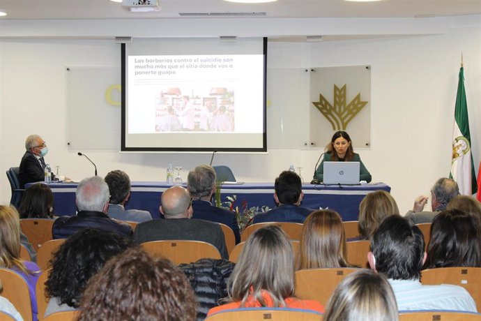 La psiquiatra del Hospital Virgen del Rocío de Sevilla, Nathalia Garrido Torres, durante su intervención.