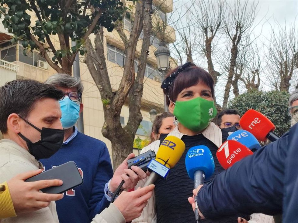 La portavoz de Adelante Andalucía, Teresa Rodríguez, atiende a los medios en una foto de archivo.