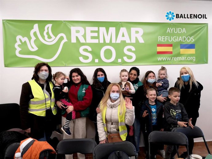 Ballenoil dona 10.000 euros para alquilar un autobús y traer a refugiados ucranianos a España