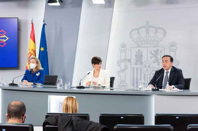 (I-D) La vicepresidenta primera y ministra de Asuntos Económicos y Transformación Digital, Nadia Calviño; la ministra Portavoz, Isabel Rodríguez; y el ministro de Asuntos Exteriores, Unión Europea y Cooperación, José Manuel Albares.