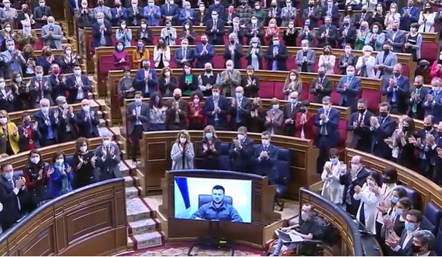 El presidente de Ucrania, Volodimir Zelenski, se dirige a los diputados y senadores españoles