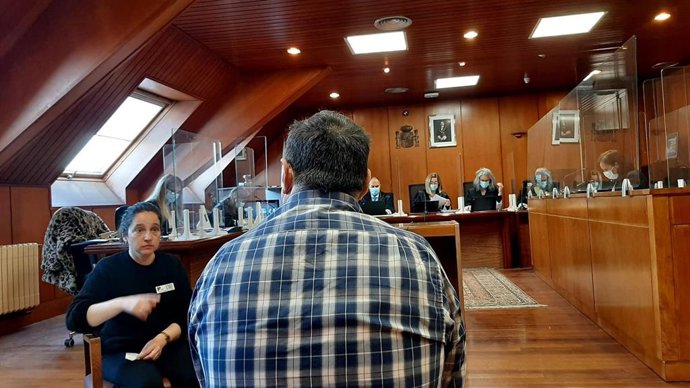 Acusado de abusar de las amigas de su hija cuando iban a verla a casa, en el juicio contra él, en la Audiencia Provincial de Cantabria