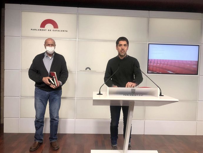 El portavoz de los comuns en el Parlament, David Cid, junto al diputado Joan Carles Gallego.