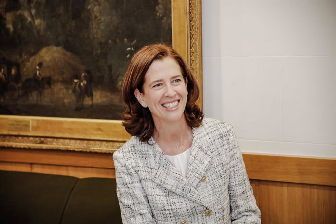 La hasta ahora directora del Servicio de Estudios, Políticas Públicas y Relaciones Institucionales del Banco Santander Alejandra Kindelán, en el acto donde ha sido nombrada presidenta de la AEB, a 5 de abril de 2022, en Madrid (España).