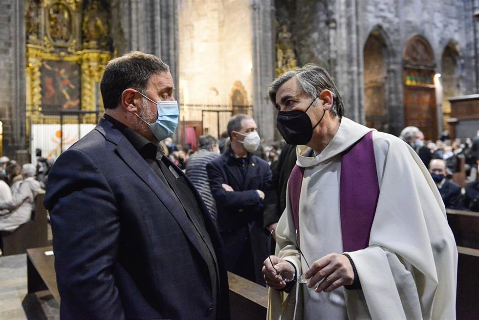 El líder de ERC, Oriol Junqueras (i) y el provicario general de Girona, Joaquim Giol (d)