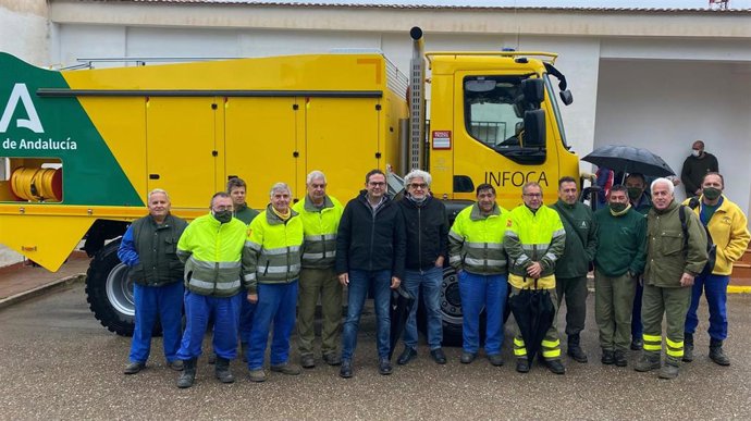 El delegado territorial de Desarrollo Sostenible de la Junta de Andalucía en Córdoba, Giuseppe Aloisio (sexto por la izda.), en el Cedefo de Carcabuey.