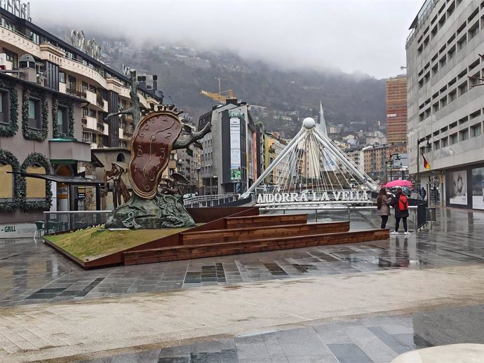 Una pareja de turistas en Andorra la Vella un día de lluvia
