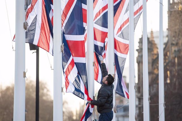 Archivo - 03 February 2020, England, London: A worker removes Union flags, the national flag of the United Kingdom, from flagpoles in Parliament Square, following events to mark the UK's departure from the European Union on 31st January 2020. Photo: Domin
