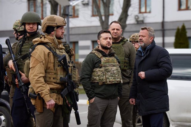 El presidente de Ucrania, Volodmir Zelenski, visita la ciudad ucraniana de Bucha. 