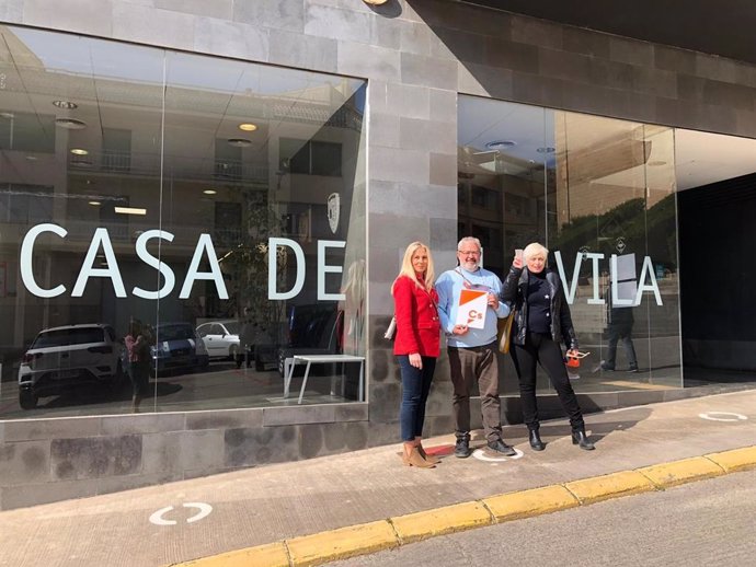 LLa portavoz de Cs en la Diputación de Lleida, Maria Burrell, y la diputada Anna Grau, con el militante de Cs José Luis Linares, en Alcarrs