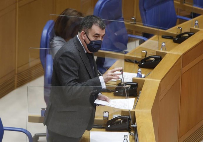 El conselleiro de Cultura, Educación e Universidade, Román Rodríguez, responde a una pegunta en el pleno de la Cámara gallega