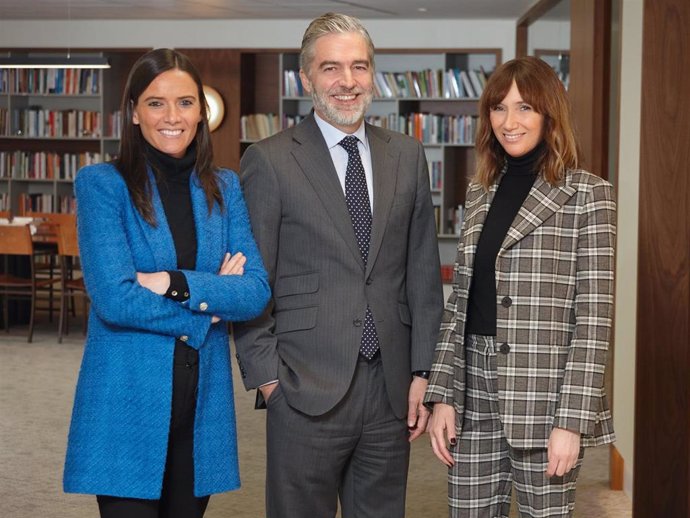 Cristina García Tejero, Arturo Santolaya y Lucía Pérez de Villaamil, socios de Abante.
